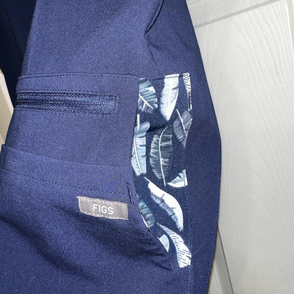 FIGS SCRUB TOP - Picture 4 of 7
